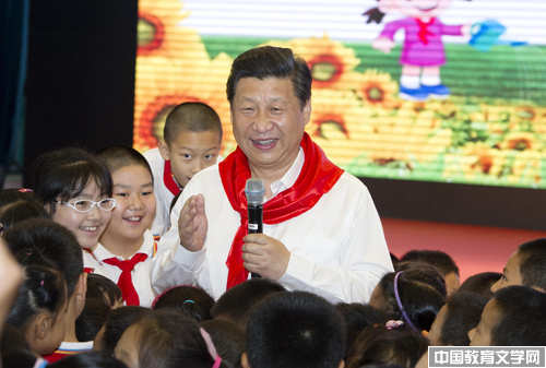 图为2014年5月30日，习近平总书记在海淀区民族小学参加队日活动。