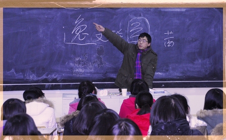 老师给学生做“什么是文学”讲座，照片邵瑞旺处.jpg