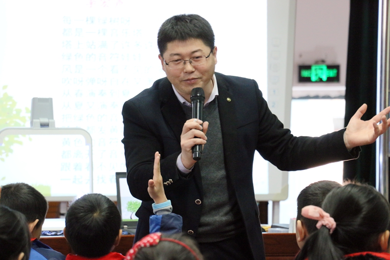 郁旭峰校长在课堂中进行童诗教学.jpg