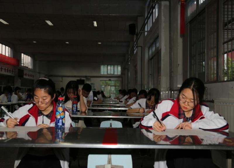 白露文学社举办校园写作大赛.jpg