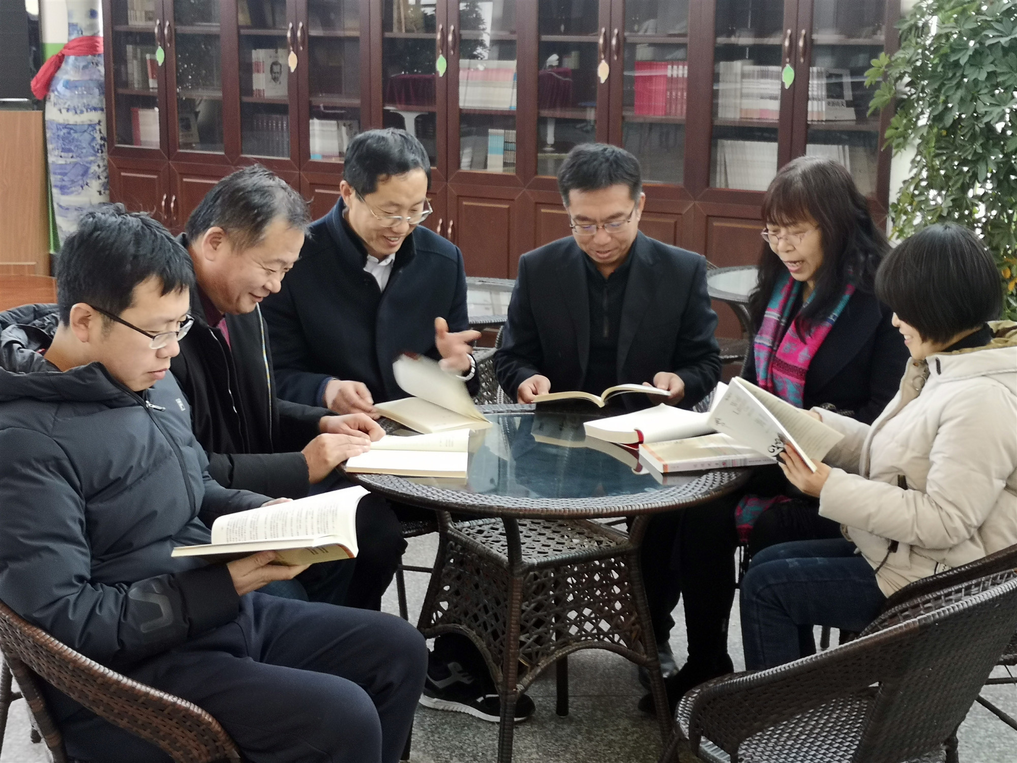校领导与文学社团亲切互动.jpg