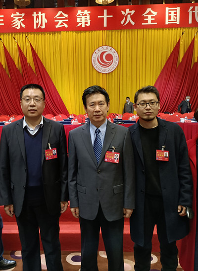 2021年与张炜老师、魏思孝同学在全国第十次作代会上_副本.jpg